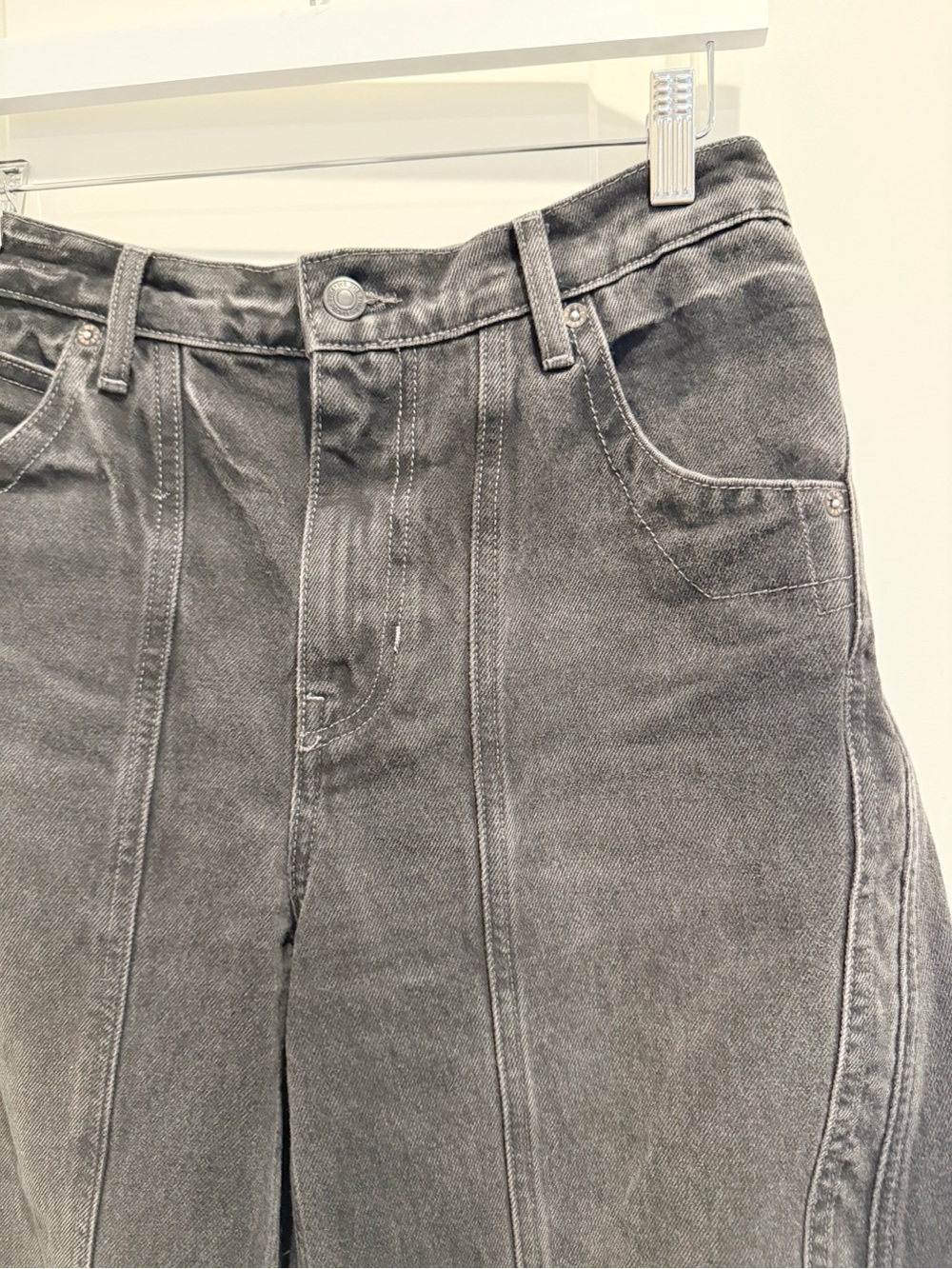 WE THE FREE Olsen Cuffed Cropped Barrel Jeans in Black Wash size 26 - Picture 7 of 14